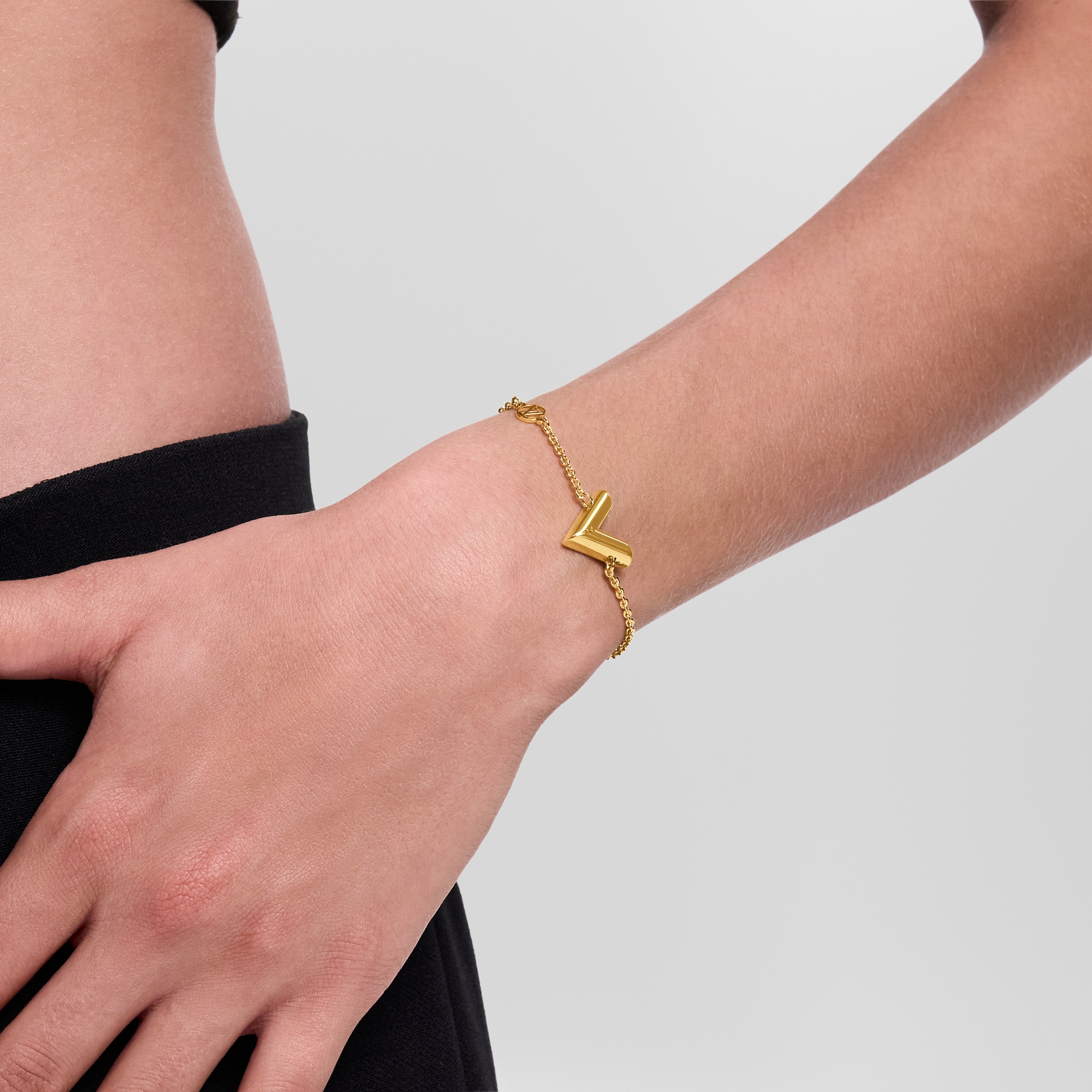 Essential V Bracelet . - Luxury Fashion Jewellery - M00858 Gold